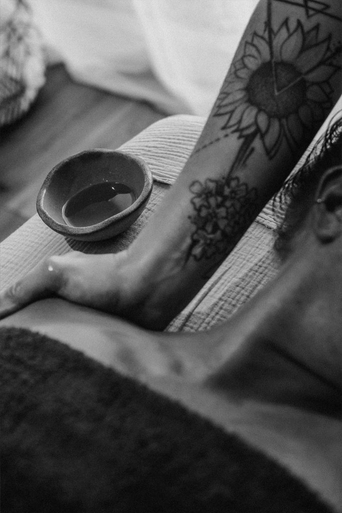 Massage au niveau de la nuque avec une huile personnalisée
